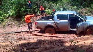 mobil DTR terkubur di jalanan Pakcik Payau (Seimenggaris-Sebakis)