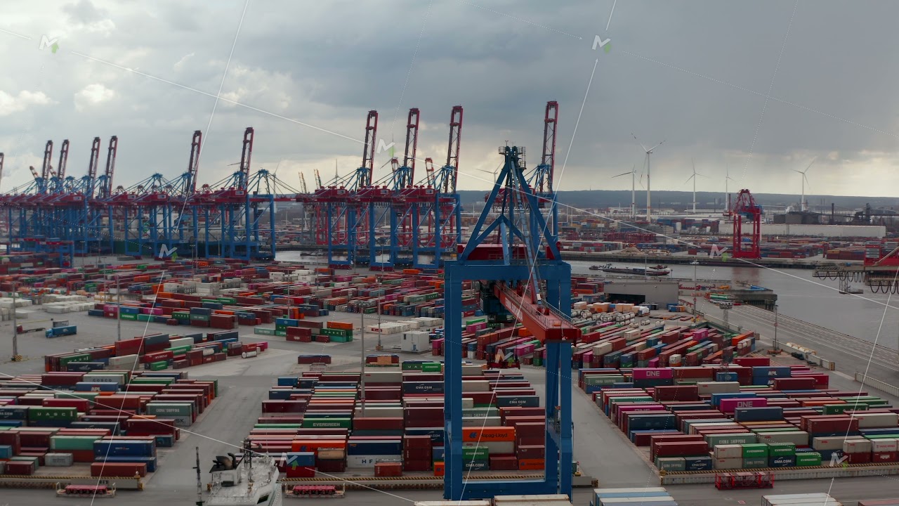 Cargo ships waiting for unloading in large container port in Hamburg ...
