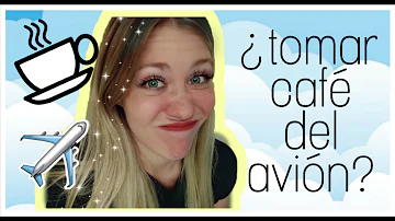 ¿Por qué no se debe beber agua caliente en un avión?