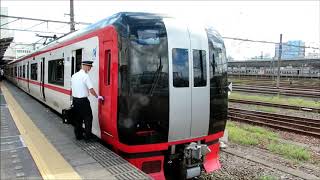 名古屋鉄道2200系特急電車。一般車両は2300系を連結。空港特急ミュースカイに似てますが別系の電車です。