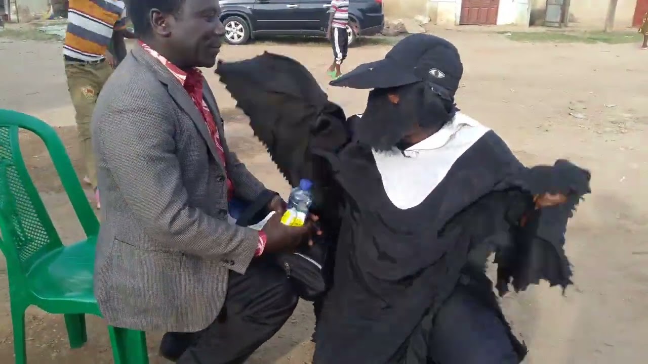 Kunguru ndege mweusi ukiimbwa live Bunazi misenyi District ndani ya kanisa la faith mission.karibuni