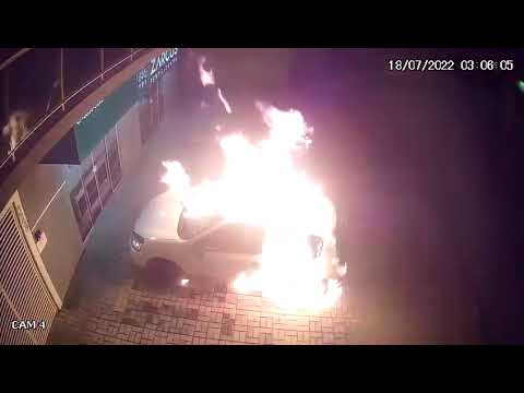 Carro é incendiado na grande Curitiba