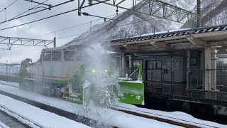 元気に雪かきする排雪ラッセル (JR上越線 土樽駅) Snowplow in Niigata, Japan