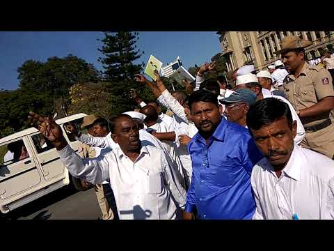 Cm siddaramayyan carige vidansabha munde Terdal Taluka Horat. Samitiyind muttige(1)