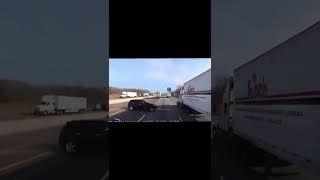 Дальнобойщик Не Пустил В Ряд  #Shorts #Truck #Авария #Фура