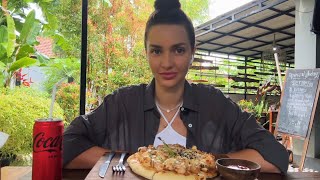 картинка: МУКБАНГ С БАЛИ🏝️ пицца с морепродуктами, кола MUKBANG pizza cola