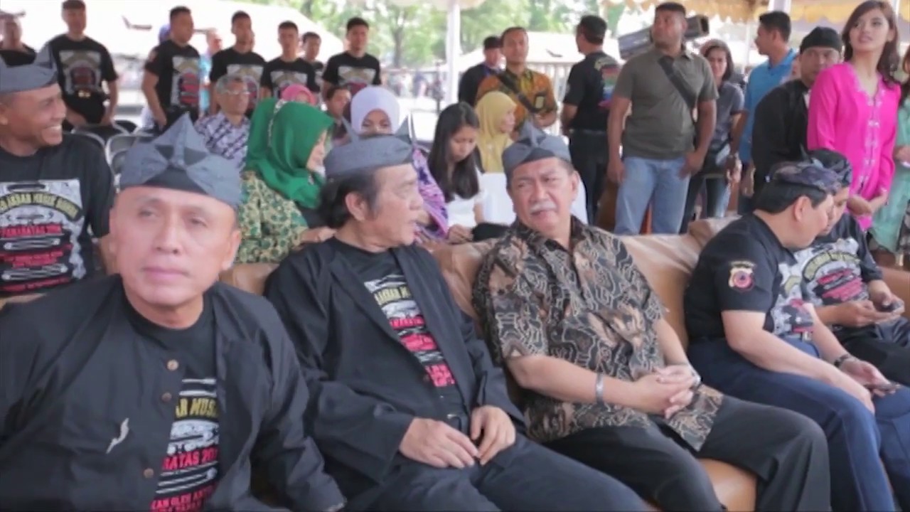 iwan bule jadi pj gubernur Bungsu Bandung - Surabi Haneut (Pentas Akbar Musik Sunda PANARATAS 2014)