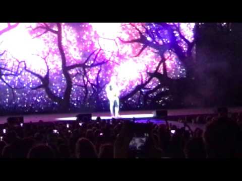 Thomas Rhett Singing