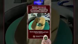 Полоска гофрокартона скручивается в плотную когтеточку — вращающийся стол наматывает каждый слой