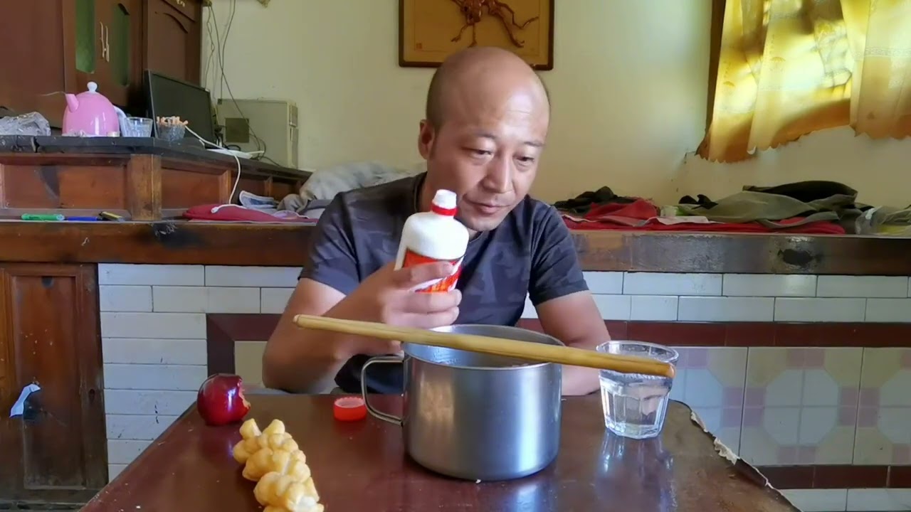 一个人的生活太难了，米汤泡麻花，但喝两杯白酒就舒服 #我是美食创作者