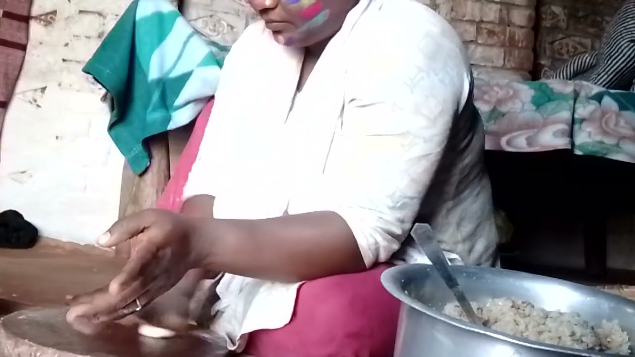 होली में गुजिया बना रहे हैं 💙💛💯👍