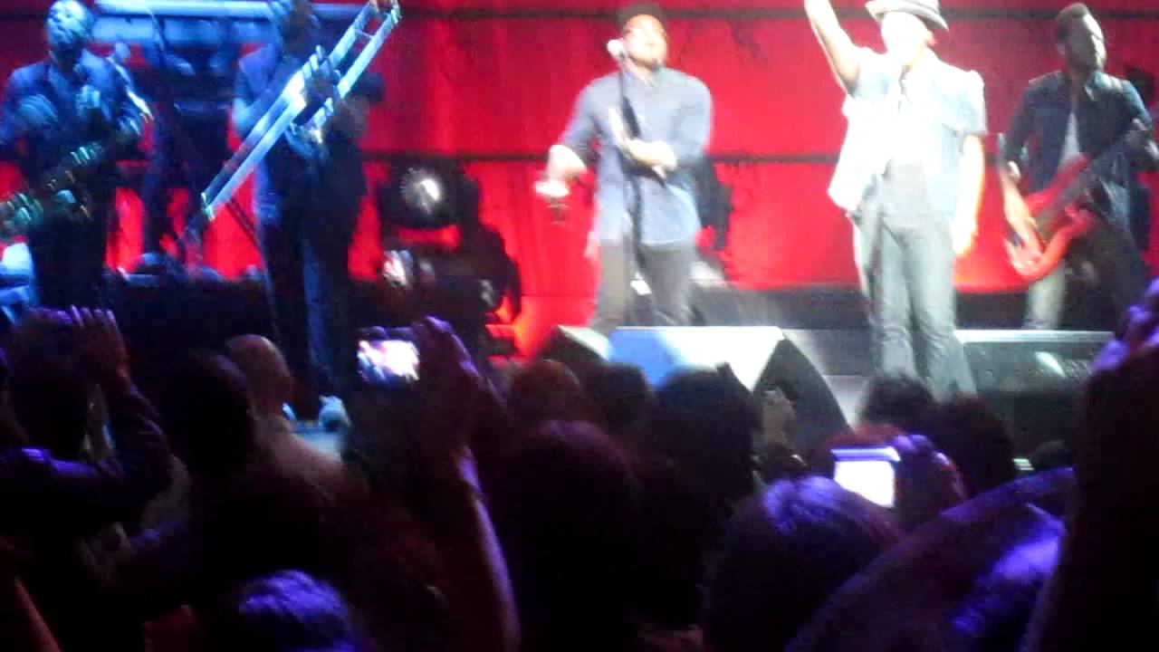 Bruno Mars in Puerto Rico "Valerie" Amy Winehouse Tribute 080911