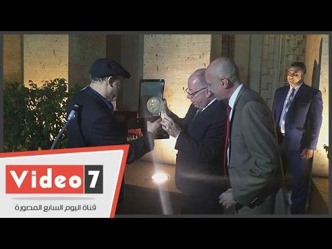 عماد أبوغازى يهدى تمثال الفلاحة المرحة لمتحف محمود مختار
