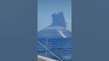 لحظة إنفجار بركان 