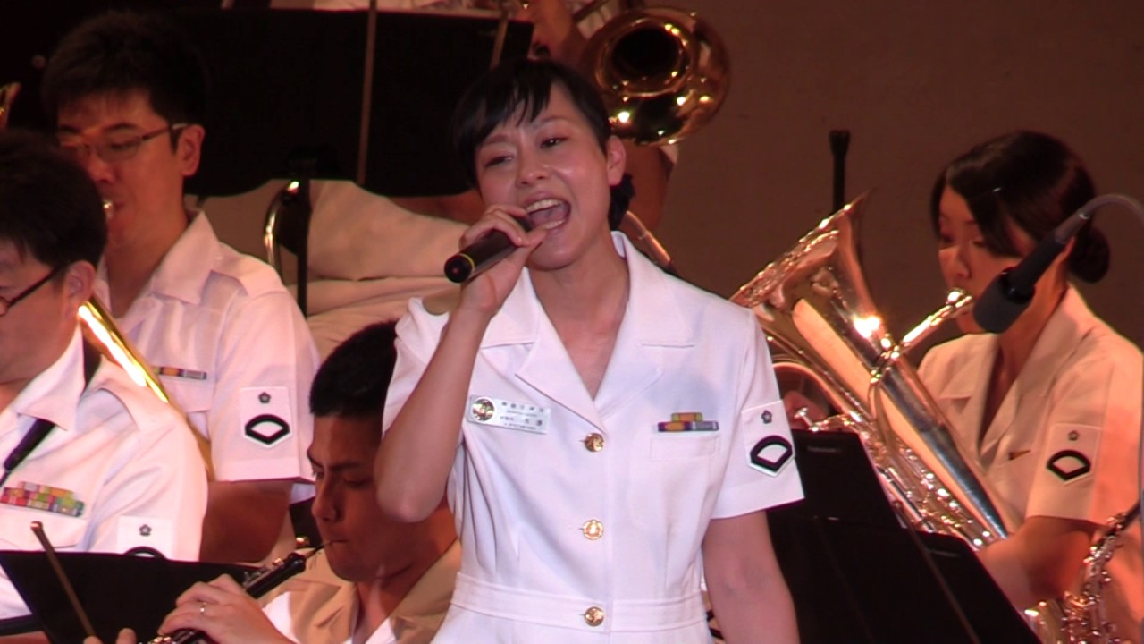 女性隊員の歌う「365日の紙飛行機」 海上自衛隊 舞鶴音楽隊『たそがれ
