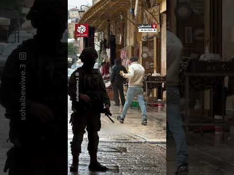 بحماية جيش الاحتلال مستوطنون يقتحمون البلدة القديمة بالخليل وي طلقون حركات استفزازية