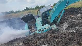 Skil DeWa operator Evakuasi EXCAVATOR Tenggelam di Tanah gambut