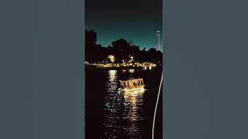 الحب ساعات بيخطفنا من كل حاجة حوالينا ويخلي اللحظة ليها طعم تاني الحب اخدنا النيل Cairo Egypt 