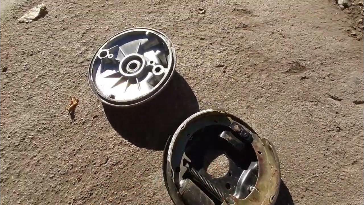 крышка переднего тормоза урал турист. почему не жёстко на оси колеса ...