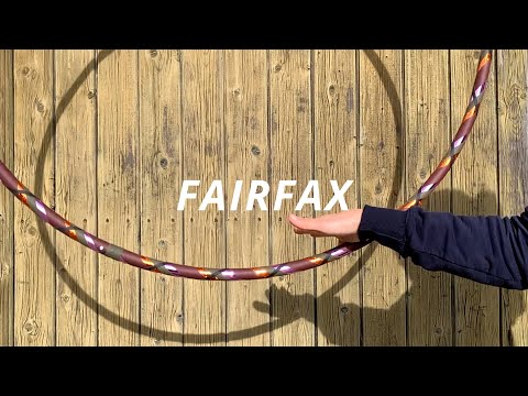 Dieses Video zeigt unser Hula Hoop Modell &quot;Fairfax&quot; in Bewegung bei Sonnenlicht. Tapes: 24 mm burgundy grip / 12 mm olive grip / 6 mm black grip / mirror ros...