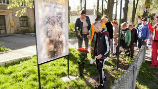 В Острожанах встановили пам'ятний знак загиблому односельцю Юрію Рибаченку (ВІДЕО)