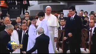⁣Niños del coro atrapan al Papa Francisco en aeropuerto de Paraguay con pedido especial