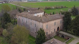 Castello di Zena, Carpaneto Piacentino, Piacenza, Emilia-Romagna, Italia, Europa
Its origins are uncertain and the exact date of its foundation is unknown, although it is likely that it was built on pre-existing ruins, as parts of the cellar date back to Roman times. The Zena complex extends over a total area of 4,000 m², nestled within a green space of approximately 20,000 m², and is composed of six buildings of different origins and with specific functions. The central body, the actual castle, surrounded by a rampart corresponding to the ancient moat, has a massive structure. Originally square in plan, it now has a horseshoe shape, as an 18th-century building was demolished and replaced by a wall topped with columns. Partial restoration work was carried out in the early 1970s, later resumed in the current general renovation project, which has allowed the entire castle to be used, housing, among other things, furnishings, ornaments, and works of art from various periods. The program, sponsored by the Superintendency for Architectural Heritage and Landscape of Parma and Piacenza, aims to establish a model for diagnosing and remediating the built historical heritage. The exact date of its foundation is not known, although parts of the cellar are likely to date back to the Roman era. The first news relating to the historical events date back to 1216, in this year it appears that, during a march of approach to Pontenure, infantrymen and knights they destroyed the castle or part of it, this fact could be traced back to some environments of burnt frescoes dating back to that period. There is also news of a war conducted by the Church against the Visconti in 1373, the year in which the castle was conquered by Francesco Confalonieri, who hurled the previous owner Leonardo Dolzani linked to the Duke of Milan. Other certain references are 1494, when, after other changes of ownership, the castle was purchased by Francesco Sforza of Santa Fiora. In 1531 he became a residence of Costanza del Carretto (called Madama the Great), widow of Galeazzo Sanseverino. From her the manor passed to his nephew Gilberto Sanvitale. In 1702 the Duke Francesco Farnese donated the fiefdom of Zena to the brothers Pier Francesco and Giuseppe Anviti for having exercised with competence and loyalty the task of secretary at various principles of the Farnese house and having masterfully ordered and directed the public and secret archive of the Ducal Chamber. The last male of the Aviti family was Count Luigi, colonel of the Army of Charles III of Bourbon, who after the annexation of the Duchy of Parma and Piacenza to the Piemontese state was arrested, imprisoned and then lynched by the angry crowd (a terrible episode that aroused the anger of Massimo DAzeglio, who had harsh words against the responsible of this crime of state). In the mid 19th century, the castle passed to the Perotti family, the current owner. Castello di Zena, Carpaneto Piacentino, Piacenza, Emilia-Romagna, Italia, Europa