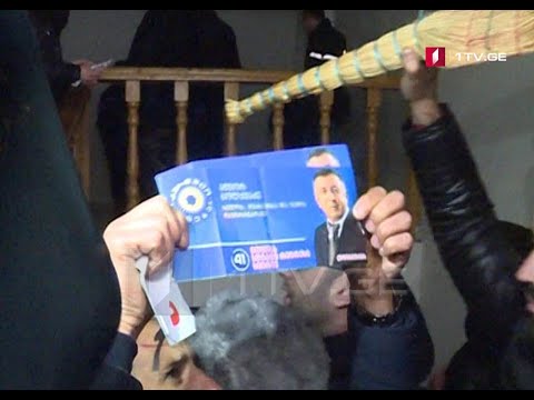 ხულოში, დეპუტატ ანზორ ბოლქვაძის მაჟორიტარულ ბიუროსთან ხმაური იყო