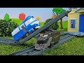 Видео с игрушками. Роботы поезда спешат в школу.
