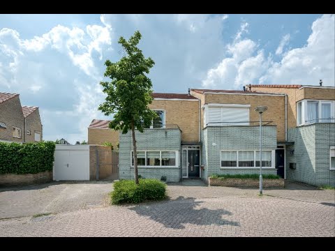 met ons makelaars - hoekwoning met grote garage en 3 slaapkamers in