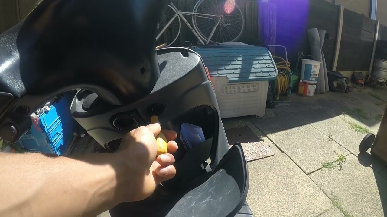 Piaggio Zip Stage 6 70cc. Warm Up Before The Ride.   