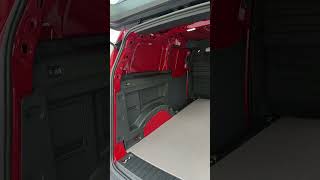 Volkswagen ID Buzz Cargo uten og med sidekledning fra Loyds #volkswagenidbuzzcargo #varebil