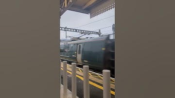 (CRAZY FAST!!) Class 800 GWR passing at slough station