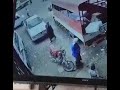 شخصان على متن دراجة نارية يتمكنا من سرقة "نقود " من داخل سيارة في تعز