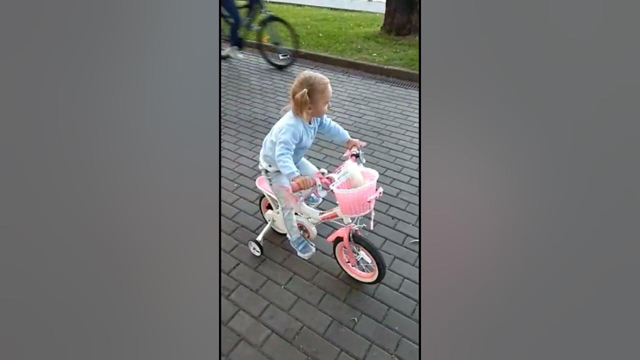 #ева придумала новый способ кататься😀👍. #велосипед #велик #детикатаются ...