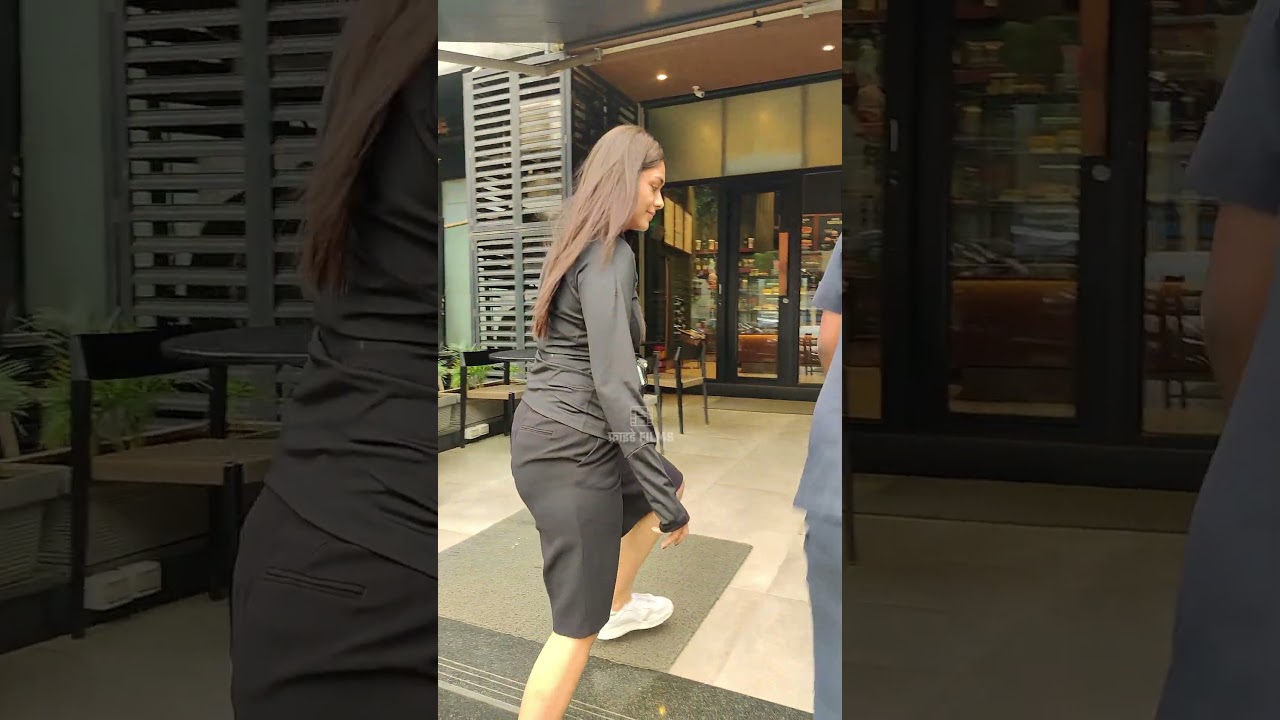 Mrunal Thakur Spotted In Andheri Starbucks 🥰😍