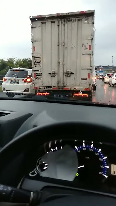 Story' wa 30 detik nyetir mobil di saat hujan