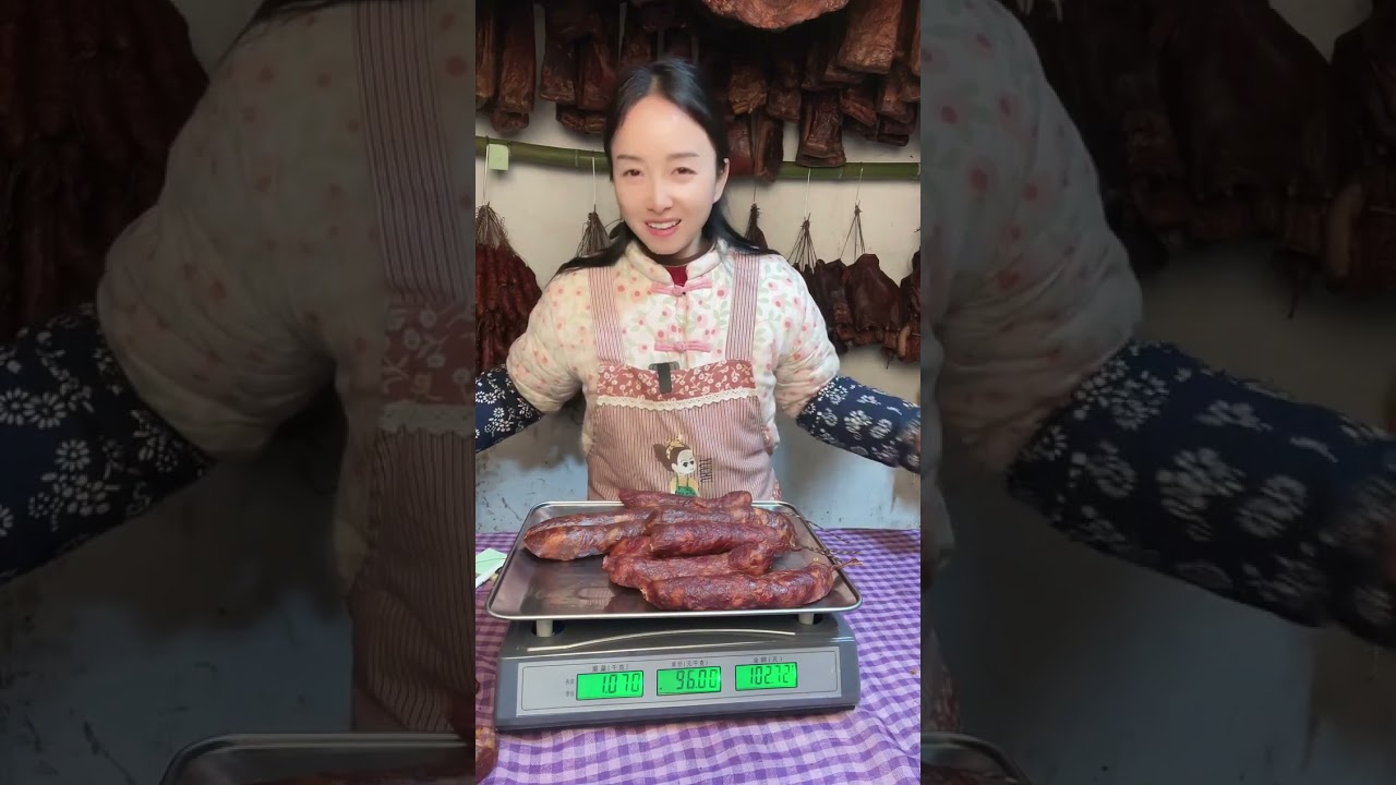 The old mother has not yet sold the market in the far away village