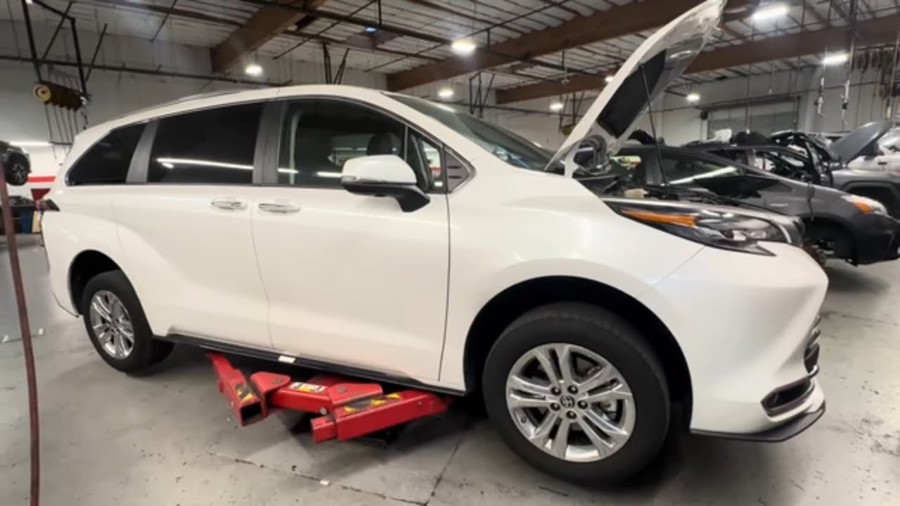 2024 Toyota Sienna 25k in rodent damage 🐀🐀🐀