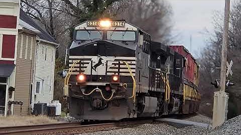 NS 4314 Leads NS 4732 on NS 289 Passing Through in Boyce VA