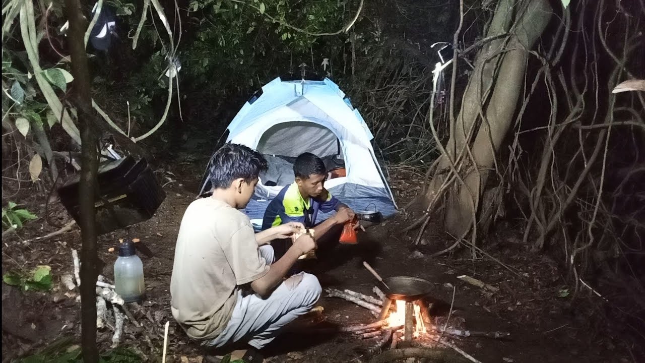 Not camping hujan deras bermalam di pinggir sungai tengah hutan belantara & tidur di dalam tenda 