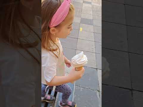 Walking 🚶‍♀️ singing ❤️ Cute Girl Nilya