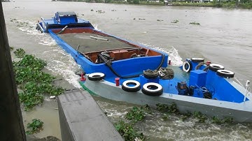 Kịch tính hấp dẫn.ghe sà lan vượt cống.ghe chở Trấu va chạm thành cống