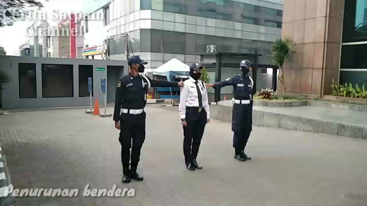 Penurunan bendera merah putih @ceritasatpam