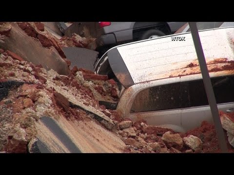 الأرض تنشق وتبتلع 12 سياره وشاحنه بأمريكا في مشهد مخيف ، شاهد الفيديو