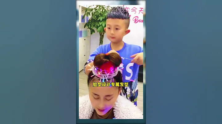 全网最小的美发师上线了，图图6岁就能给客人剪头发，还能帮人化妆。 - 天天要闻