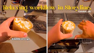 Point de vue d'un barista solitaire travaillant dans un café calme...