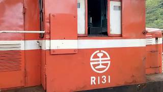 3671次普快 本務R131 瀧溪站待避704次莒光號（遊客太靠近月台鳴長笛警告）瀧溪站