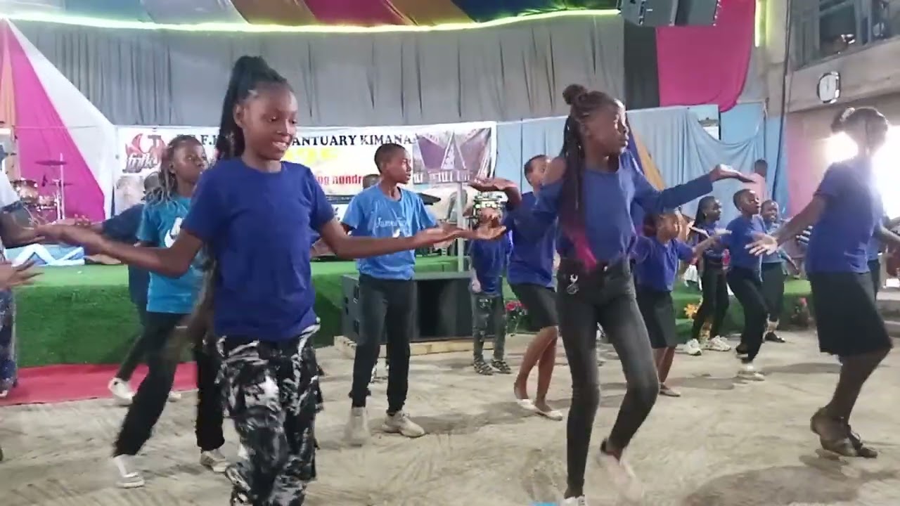 ROSE MHANDO NCHINI KENYA WATOTO WA KENYA WAKIIMBA WIMBO WA ROSE MHANDO KANISANI 