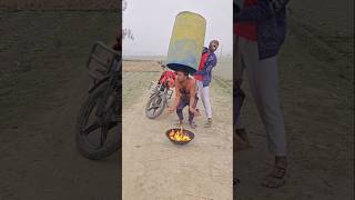 De man heeft het erg koud.